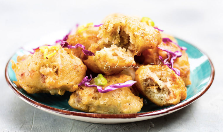 These Haitian chicken marinades are well-seasoned beignets infused with chicken flavors and filled with shredded chicken/. They're the perfect appetizer. | tchakayiti.com