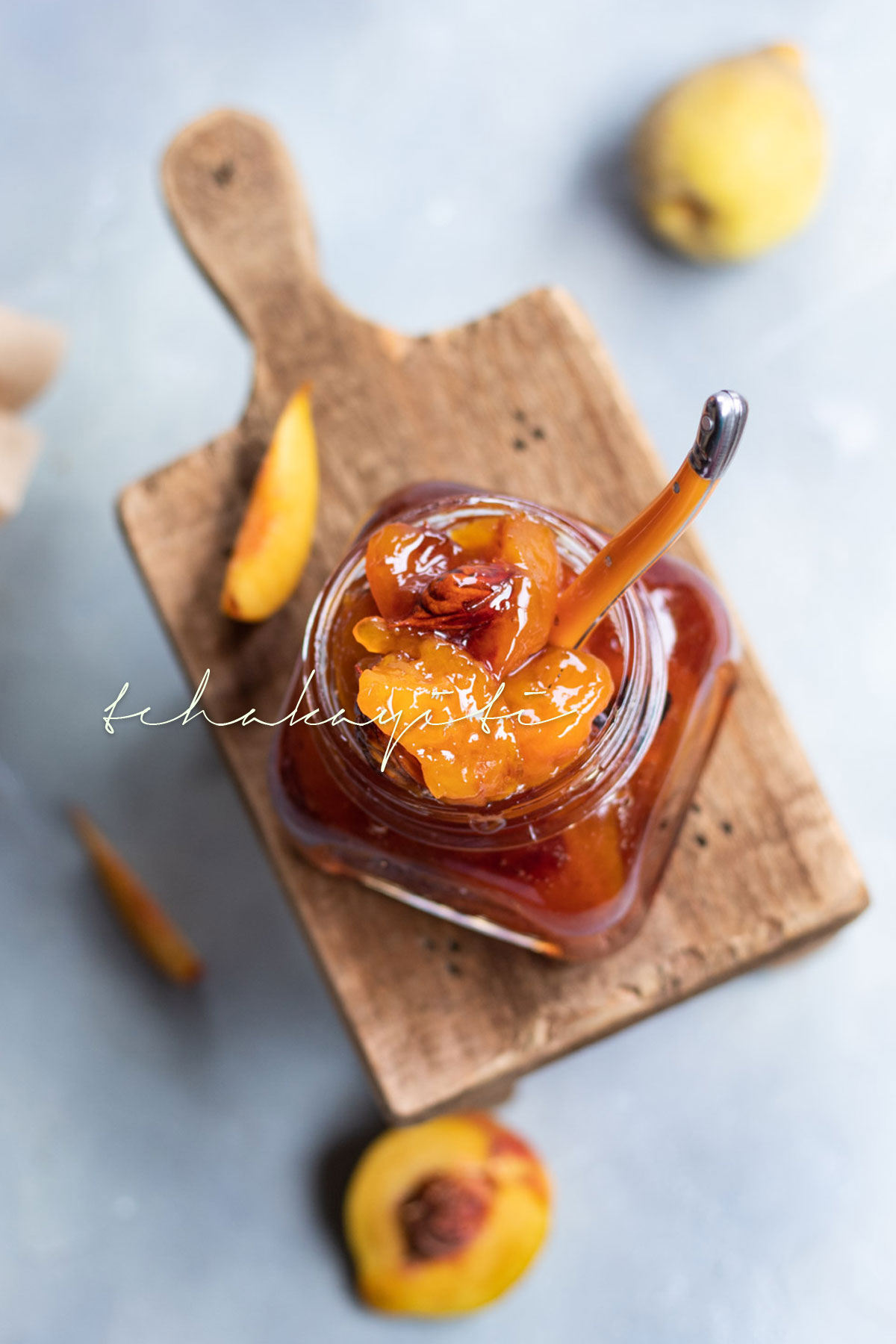 This sumptuous peach jam is prepared with Haitian grown peaches. A delightful recipe to add to your collection. | tchakayiti.com