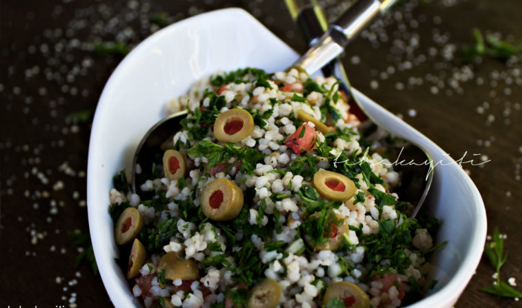 Pitimi makes a deliciously light and fluffy tabbouleh style millet salad. I encourage you to try this easy recipe. | tchakayiti.com