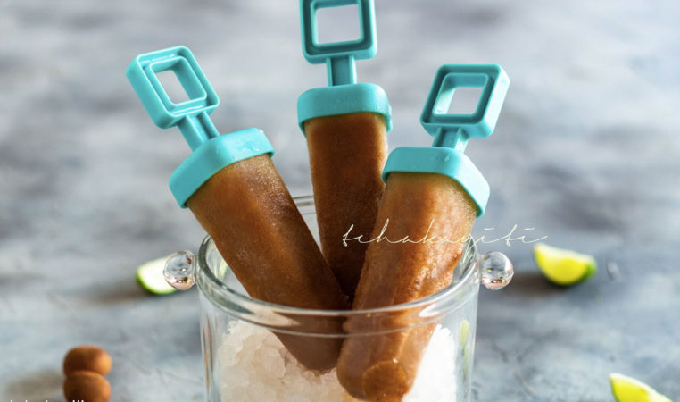 These made from scratch tamarind popsicles use the actual fruit. They're a breeze to make and will freshen up your hot summer days. | tchakayiti.com