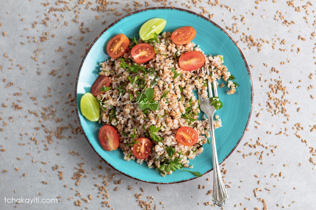 Infused with fresh parsley and peppermint leaves, this red bulgur salad is light and fluffy. And it's a breeze to make. | tchakayiti.com