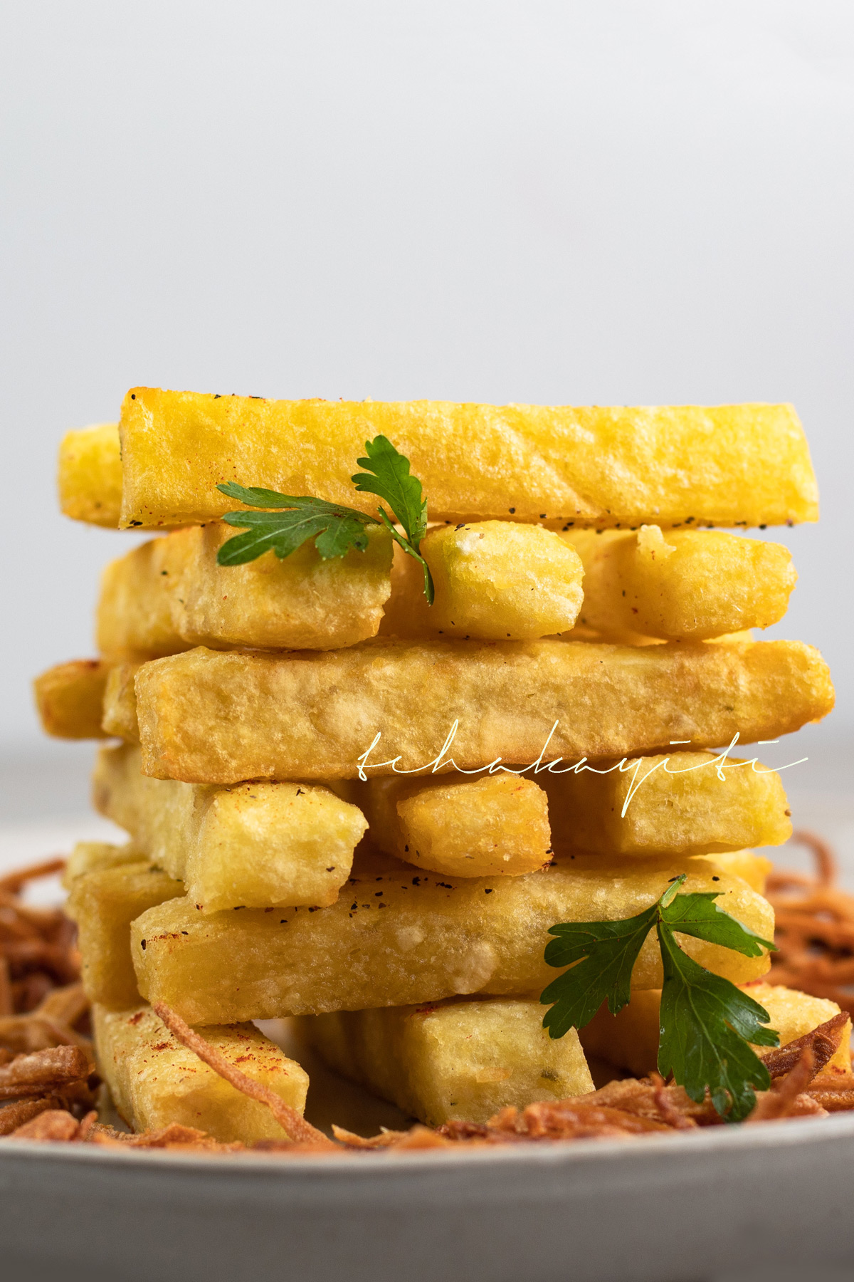 These mashed breadfruit fries pair well with burgers | tchakayiti.com