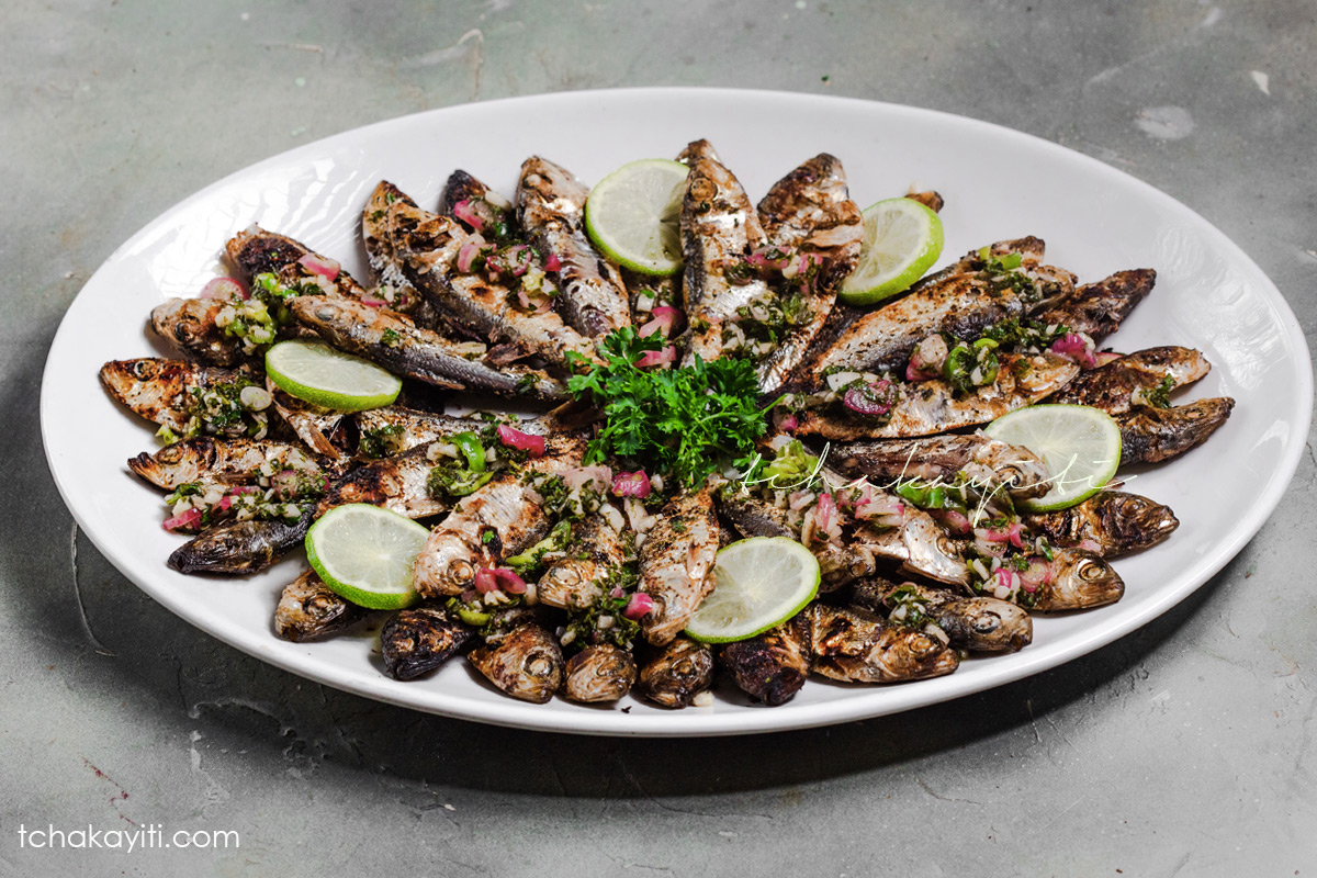 These charcoal grilled sardines with a zesty habanero hot sauce carry memories of Haitian food on a beach | Tchakayiti.com