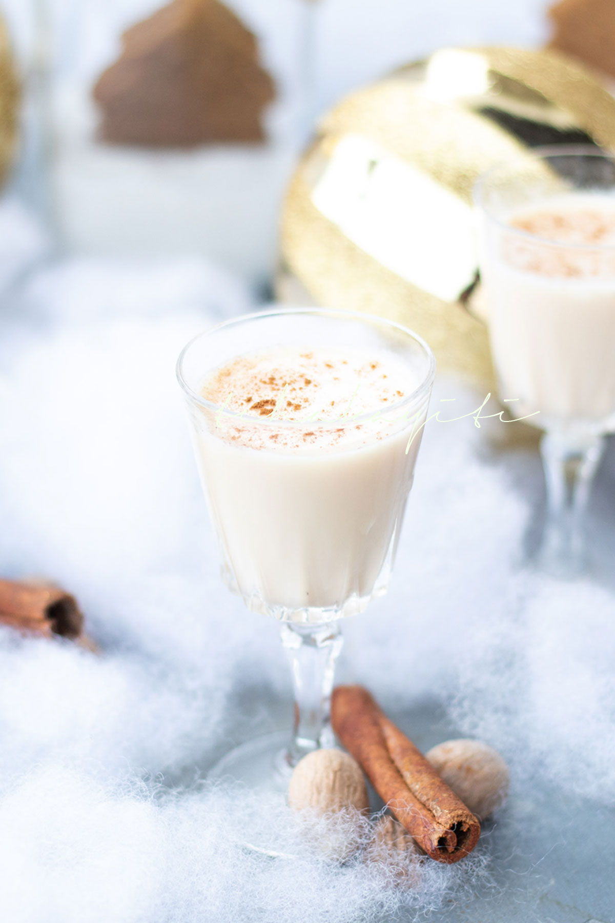 A creamy coconut based drink, cremas is Haiti's official Holiday drink. Prepare it yourself with our easy recipe. | tchakayiti.com