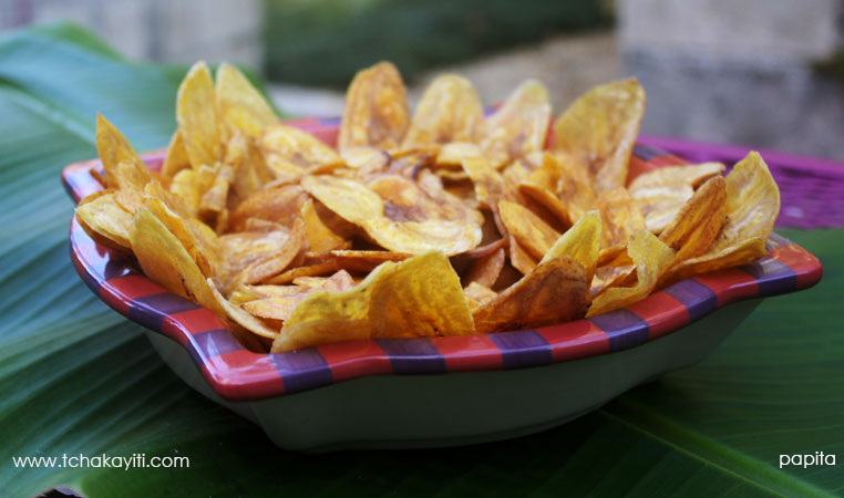 These Haitian plantain chips, known as papita, are crispy and salty. The perfect snack. | tchakayiti.com