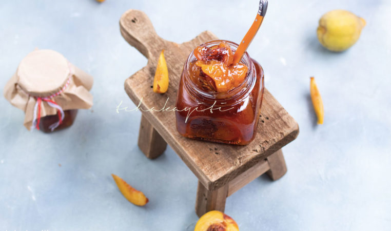 This sumptuous peach jam is prepared with Haitian grown peaches. A delightful recipe to add to your collection. | tchakayiti.com