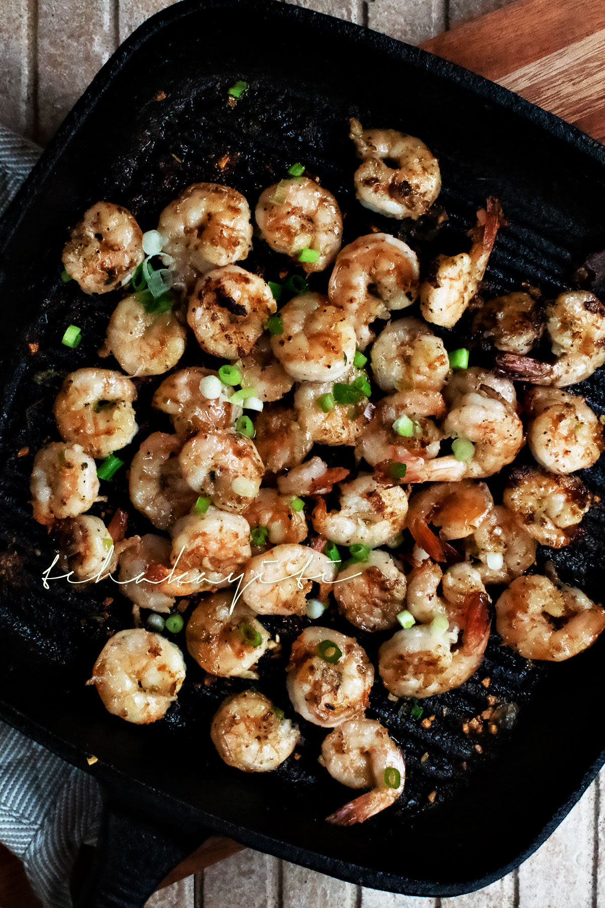 These garlic grilled shrimp with a splash of Haitian rum will leave you begging for more. | tchakayiti.com