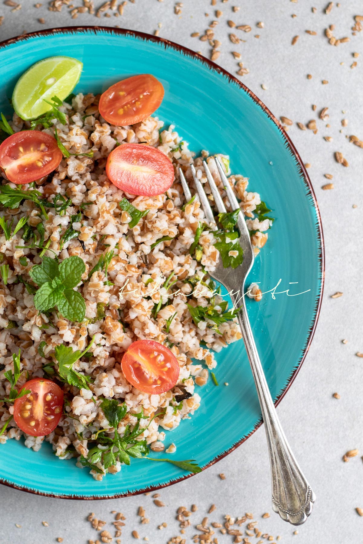 Infused with fresh parsley and peppermint leaves, his red bulgur salad is light and fluffy. And it's a breeze to make. | tchakayiti.com