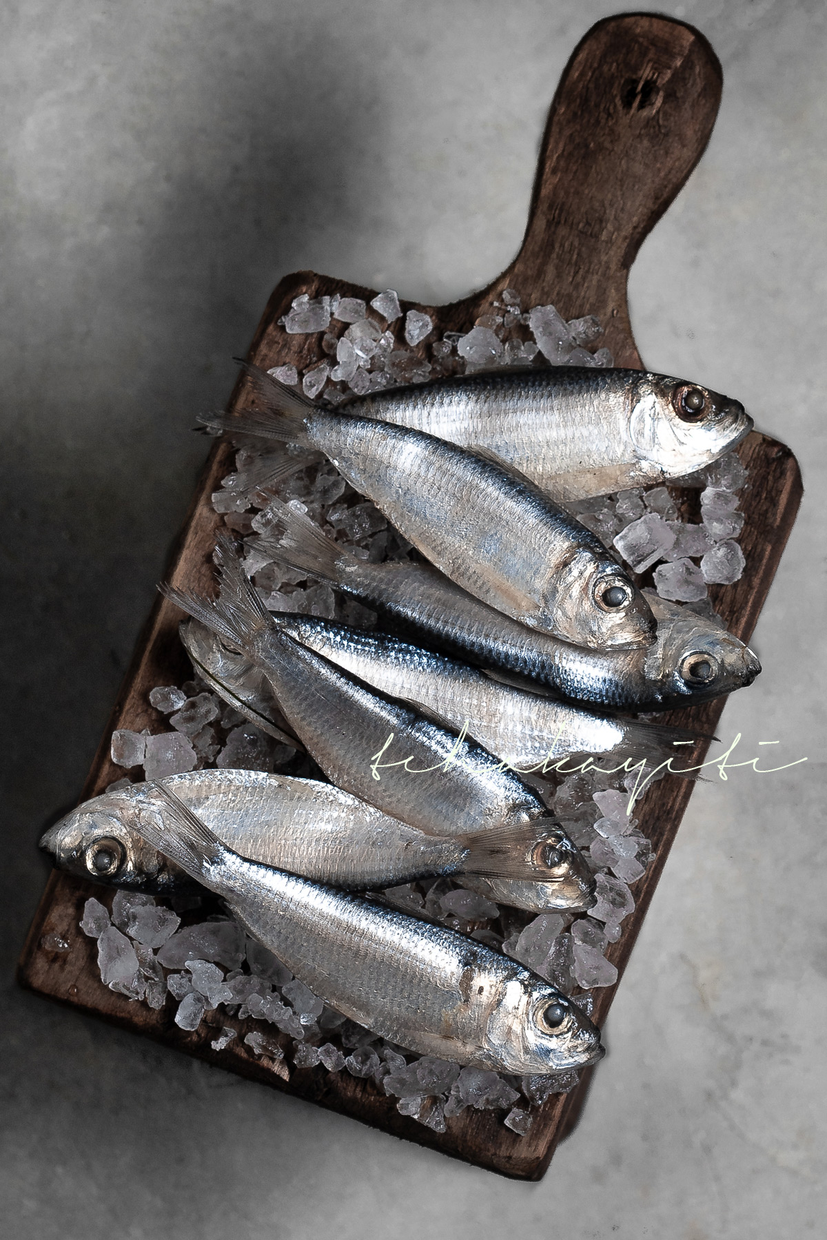 Raw fresh sardines awaiting to be grilled for a Haitian style meal | Tchakayiti.com