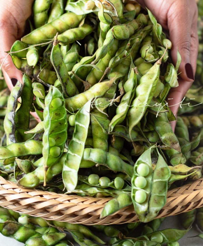 Shelling congo beans (pigeon peas)